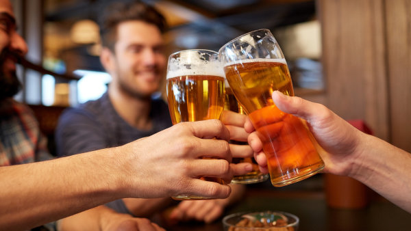Pijáci vyjdou Česko na desítky miliard ročně, stát ale vybere na daních jen zlomek