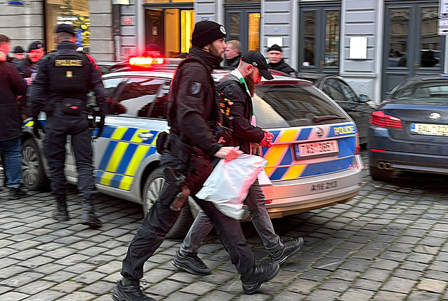Policie zadržela čtyři fanoušky Betisu, kteří v centru Prahy napadli dva sparťany