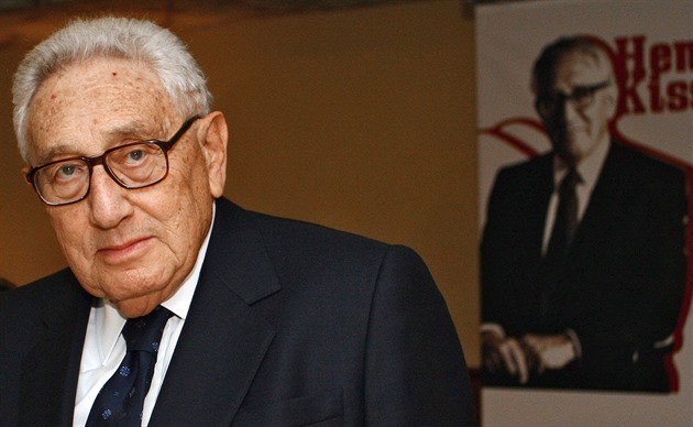 Válečný zločinec milovaný vládnoucí třídou, píše magazín o zemřelém Kissingerovi