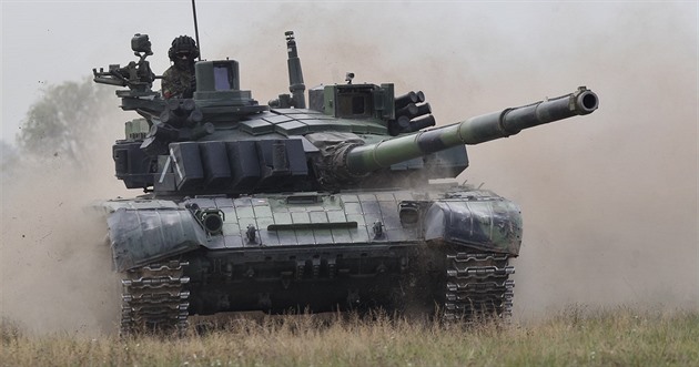 České tanky sotva stačí k výcviku, marně čekají na systémy řízení palby