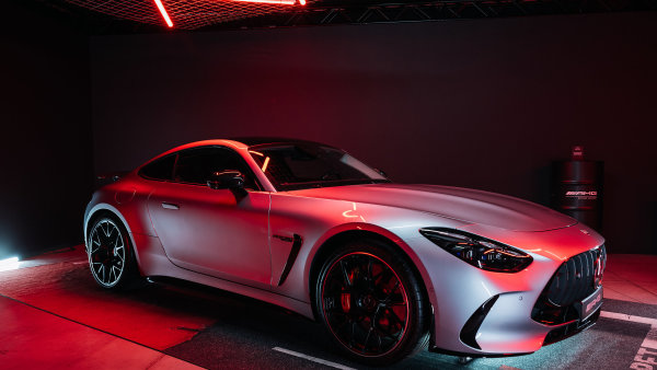 Mercedes-AMG GT parkoval v tajném baru. Sporťák stojí pět milionů, nejprodávanější je ale hranatý off-road