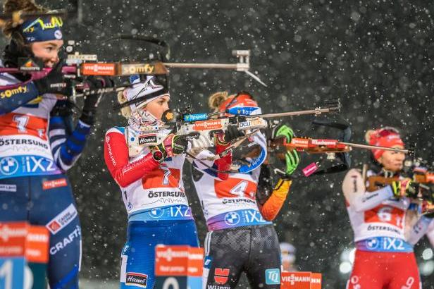 

ŽIVĚ: Sprint Češkám nevyšel, po závodě vinily lyže. První výhru slaví Jeanmonnotová

