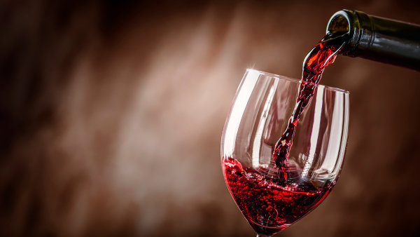 Proč bolí hlava po červeném víně? Na vině je látka, která jinak zdraví pomáhá, zjistili vědci