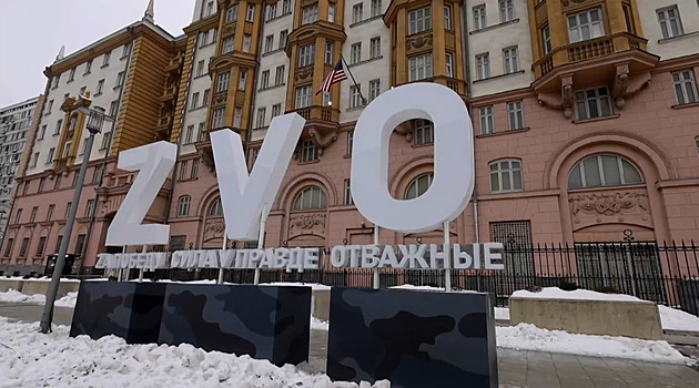 Z, V, O. Americké diplomaty v Moskvě provokují u ambasády obří symboly války