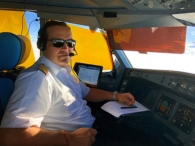 V kokpitu se během letu i spí, autopilot není všemocný, říká pilot airbusu