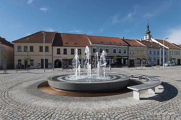 Náročná proměna Karlova náměstí v Třebíči je skvělá. Má i vodní prvky