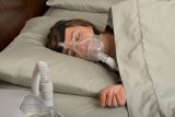 Brněnští vědci vyvíjejí revoluční řešení spánkové apnoe. Na rozdíl od masky se vejde do kapsy