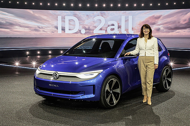 Poptávka po elektroautech je nižší, než se čekalo, přiznává žena z vedení VW