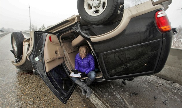 Návod pro motoristy: při nehodě nepanikařte a nezůstávejte v autě