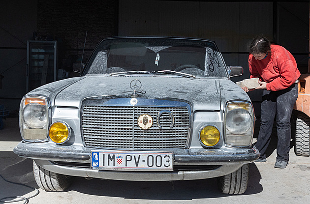 Chorvatské město nechalo vytesat kamenný Mercedes. Připomíná ekonomické migranty