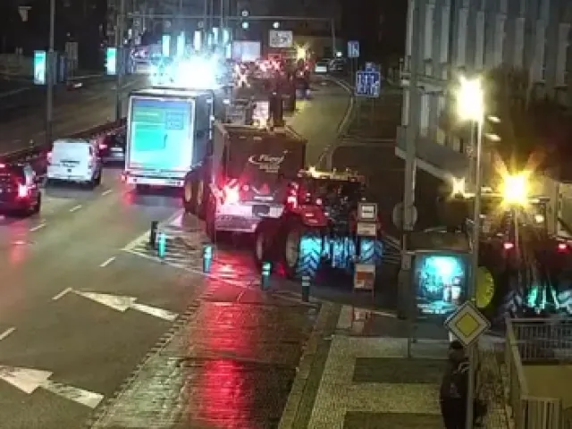 Do Prahy vjely stovky traktorů, policie už zaznamenala přestupky