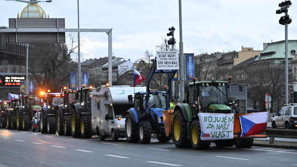 V Praze už jsou desítky zemědělců s traktory i kamiony. Organizátoři sledují politické cíle, říká ministr