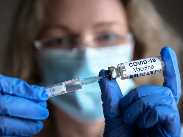 Vakcíny proti covidu-19 souvisejí s onemocněním srdce i krve, ukázala obří studie