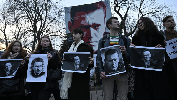 Vdova po Navalném obvinila Kreml, že manžela zavraždil novičokem. Matku aktivisty za mrtvým nepustili