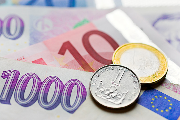 Česká měna slábne, dovolená podraží. Euro v létě bude i za 26 korun