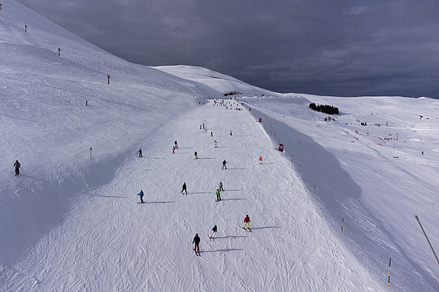 Lyžaři ve Francii hledají sníh a míří stále výš. Alpe d'Huez je v problémech