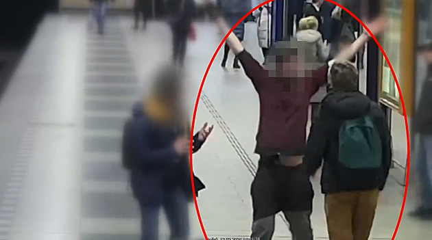 Muž v metru napadal cestující, polonahý se pak rozeběhl i proti strážníkům