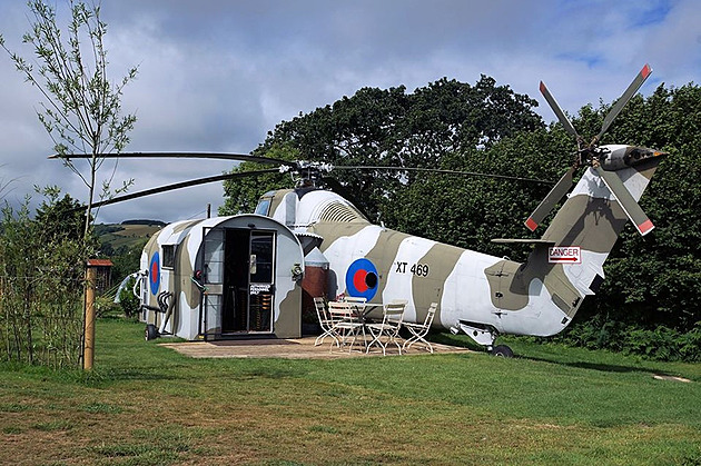 Nevšední ubytovací zážitek nabízí starý vrtulník z doby války o Falklandy
