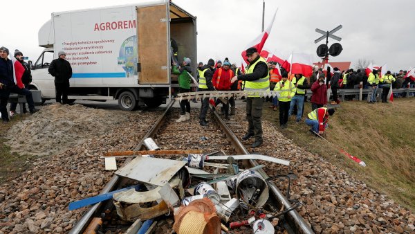 Poláci vysypali z vagonů ukrajinské obilí. Sklízíme ho mezi minami a raketami, reagují Ukrajinci