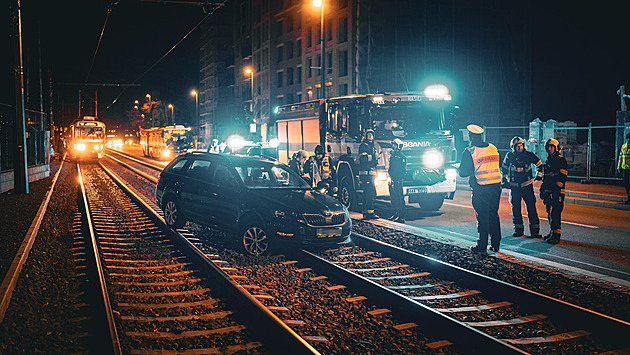Řidička vjela do otevřeného kolejiště tramvají, auto museli vyprostit hasiči