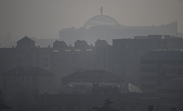 Smrdí to tu! Smog a prach vyhání lidi z italské metropole peněz a módy