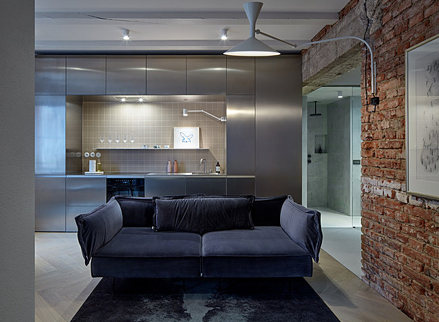 V bytě obnažili zdi, minimalistický styl podtrhuje i nerezový blok kuchyně