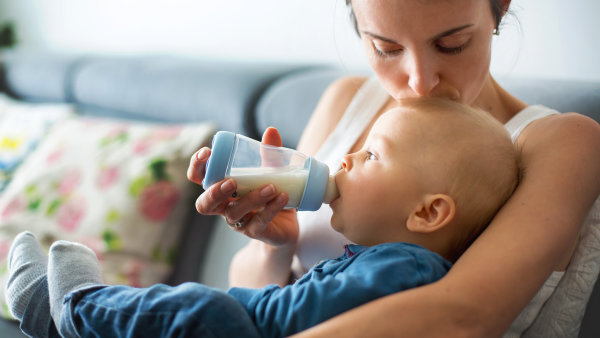 Mikroplasty i pesticidy. Studie prokázala, jaké škodliviny obsahuje mateřské mléko. Rizikové je ohřívání