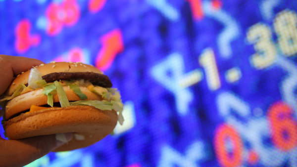 Big Mac index: Česká koruna byla v lednu podhodnocená k dolaru o 19 procent