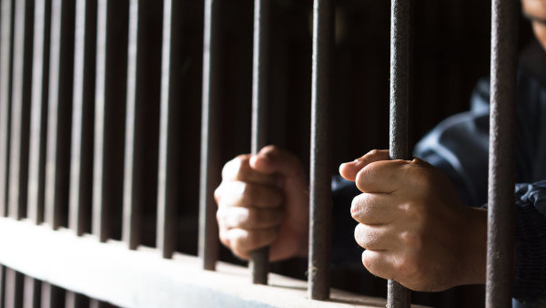 Dva ze tří vězňů se vrací zpět za mříže. Programům, které tomu mohou předejít, stát seškrtal peníze
