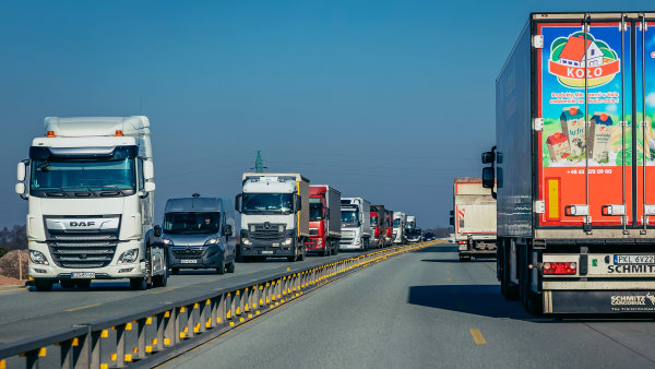 Ekonomika brzdí a kamionům ubyla až pětina zboží. Do toho dopravci bojují se zdražením mýtného