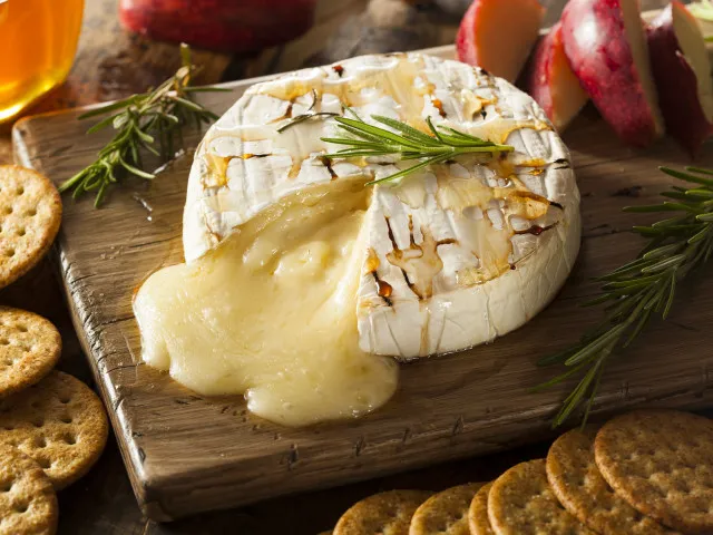 Hrozí konec slavných sýrů camembert a roquefort. Vědci hlásí problém s jejich plísněmi