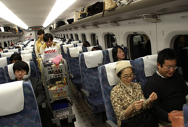 Japonci šílí po vozících vyřazených z vlaků. Zájemců je víc, než dopravce nabízí