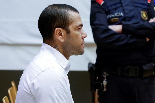 

Alves pyká za sexuální napadení, v Barceloně byl odsouzen ke čtyřem a půl letům vězení


