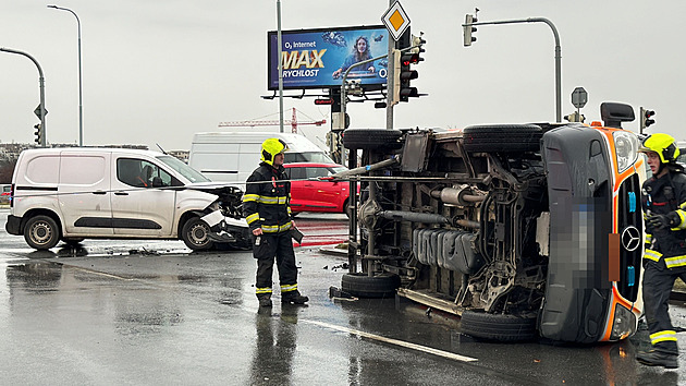 Nehoda sanitky a osobního auta komplikuje dopravu v pražských Štěrboholích