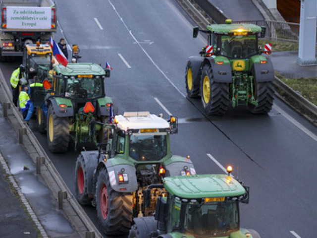 ONLINE: Farmáři vyrazili protestovat na hranice. Vadí jim byrokracie a kontroly