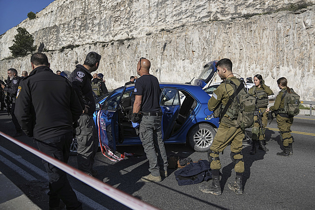 Palestinci stříleli na auta na dálnici u Jeruzaléma. Jeden mrtvý, osm zraněných