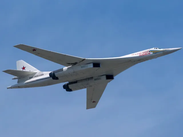 Putin připomněl Západu své jaderné zbraně. Proletěl se strategickým bombardérem Tu-160M