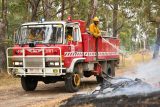 Požáry vegetace v australském státě Viktorie vyhnaly z domovů 2000 lidí. Práci hasičů komplikuje silný vítr