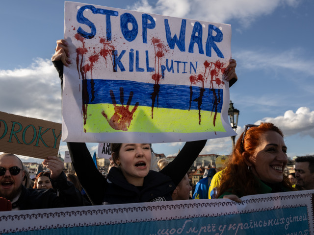 OBRAZEM: Tisíce lidí přišly podpořit Ukrajinu proti ruské agresi, vystoupil i prezident Pavel