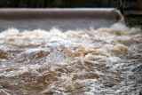 Rozvodněné Labe uzavřelo silnici do Dolního Žlebu. ‚Hladiny řek budou klesat,‘ uklidňují meteorologové