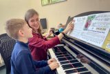 V Česku začala pracovat u pásu v továrně. Dnes učí klavíristka z Ukrajiny děti hudbě