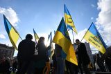 Vlajky, transparenty a protiválečná hesla. Prahou pochodují stovky lidí na podporu Ukrajiny
