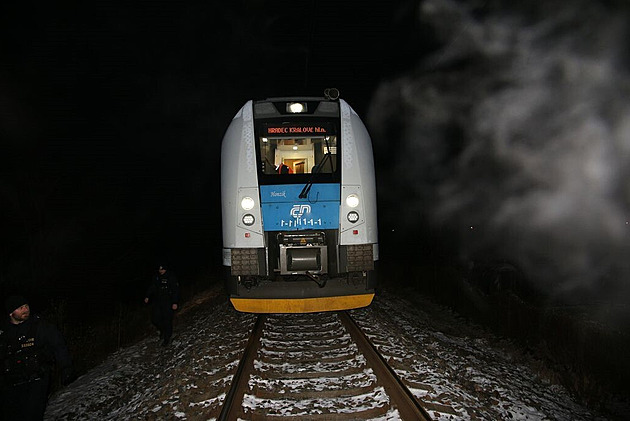 Na Hradecku se střetl vlak s autem. Řidička zemřela, provoz na trati stojí