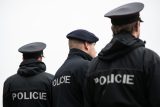 Policisté vyšetřují trojnásobnou vraždu v Hořovicích, dvě z obětí jsou děti. Podezřelého muže našli mrtvého