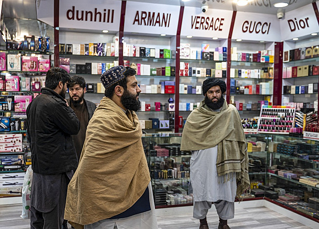 Tálibánci podléhají městskému vlivu. Studují angličtinu, kupují západní auta