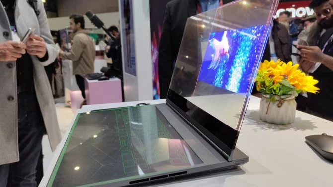 Lenovo ukázalo notebook s průhledným displejem. Podívejte se, jak vypadá
