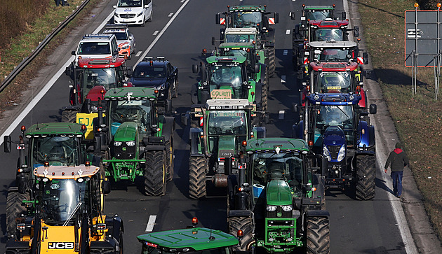 V Bruselu létal hnůj, traktory blokují dopravu. Jednají šéfové zemědělství EU