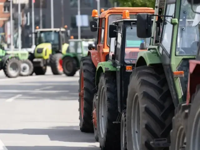 Zemědělci na západě ničí náklad řidičům z Česka. Hodina blokády je stojí 100 eur