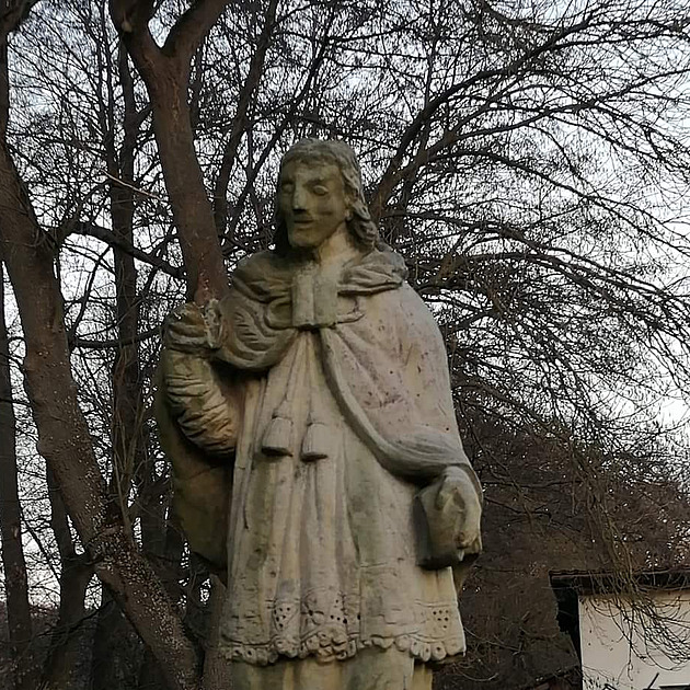 Zloděj ukradl v Žehrově sochu Jana Nepomuckého, zbyl po ní jen podstavec