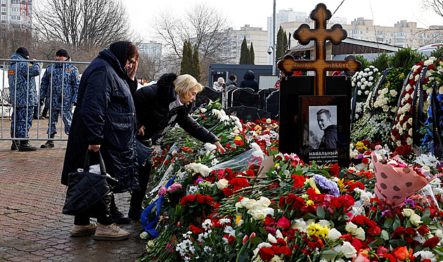 Den poté: fronty u hrobu „symbolu naděje“ Navalného, rozloučila se i matka
